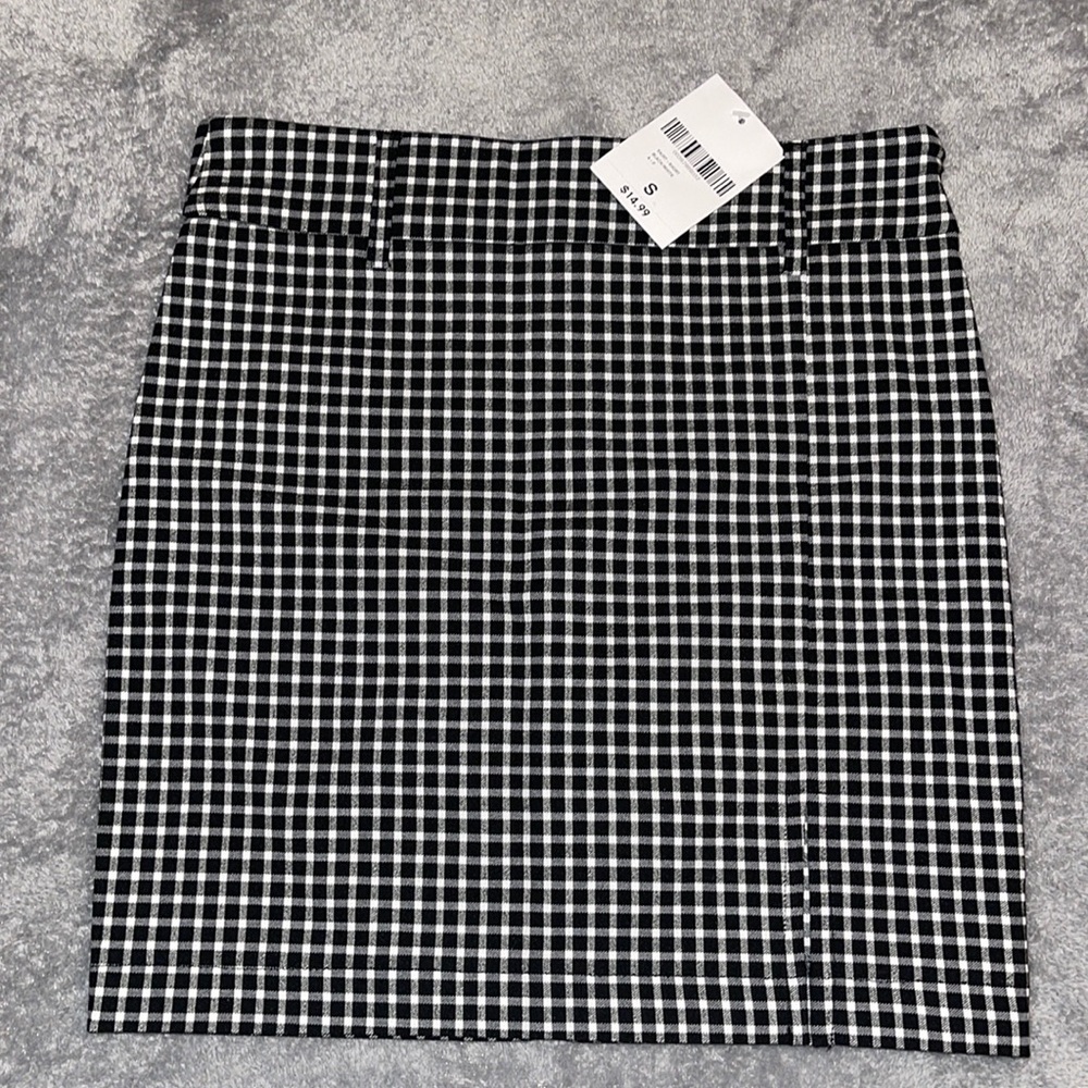 Forever 21, Short Black and White Skirt, Side Zipper and Small Slit
